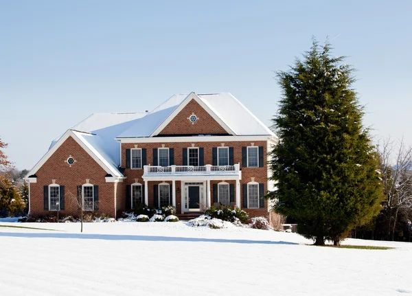 Современный дом на одну семью в снегу — стоковое фото