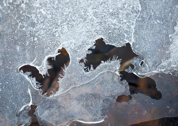 Modèles dans la glace au-dessus d'un ruisseau — Photo