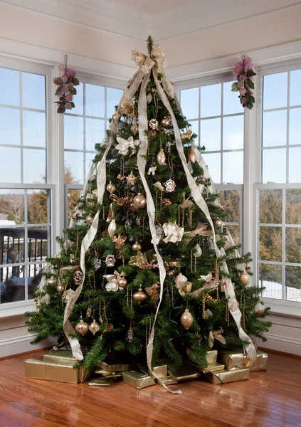 Рождественская елка в углу — стоковое фото