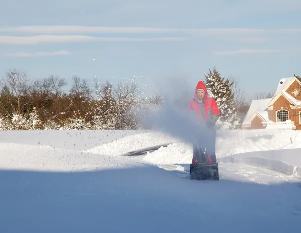 Man using snow blower on snowy drive — Stock Photo, Image