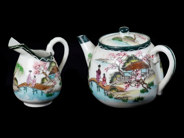 Древнекитайский чайник и молочный кувшин — стоковое фото