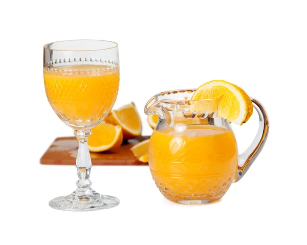 ガラスとオレンジ ジュースで満たされた水差し — ストック写真