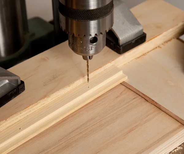 Perforación agujero pequeño en madera — Foto de Stock
