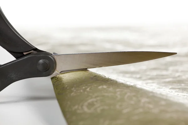 Řezací nůžky balicí papír — Stock fotografie