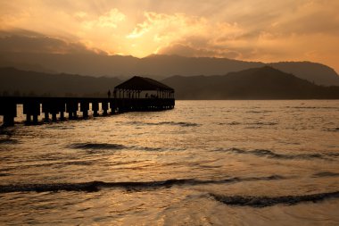 gün batımında Hanalei İskelesi