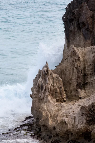 Скалистые формирования по морю на Кауаи — стоковое фото
