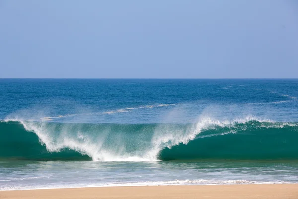 Wellen über Strand auf Lumahai — Stockfoto