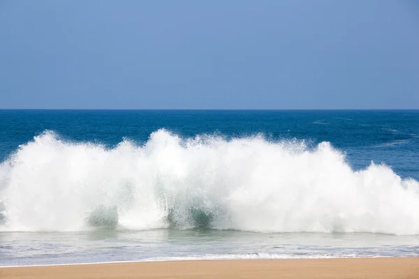 在海滩上鲁玛海波浪 — 图库照片