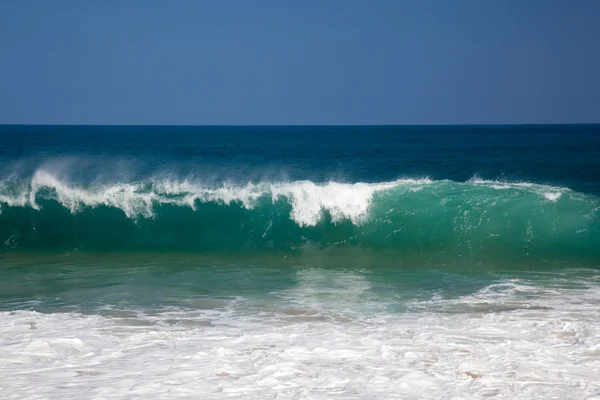 Волны над пляжем на Лумахай — стоковое фото
