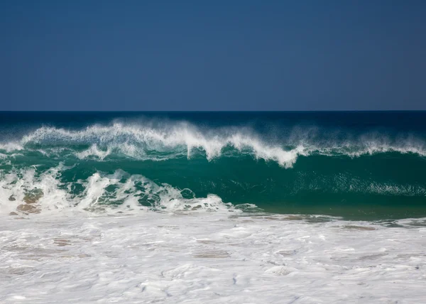 Dalgalar kumsalda lumahai üzerinde — Stok fotoğraf