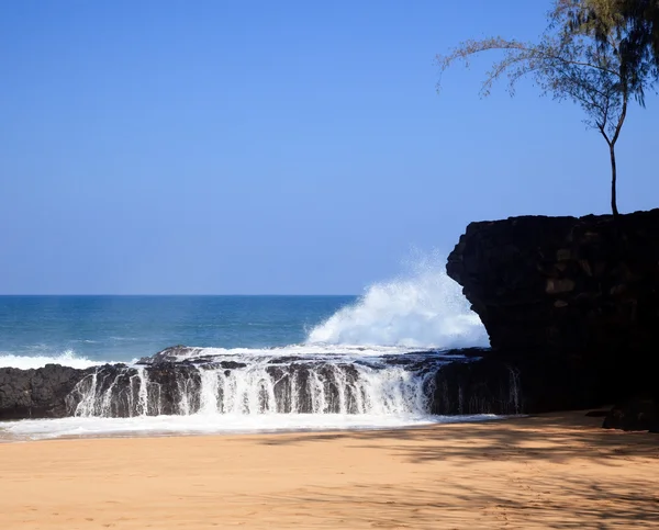 Waves over rocks on Lumahai — Stock Photo, Image