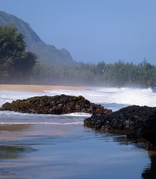 Wellen über Felsen auf Lumahai — Stockfoto