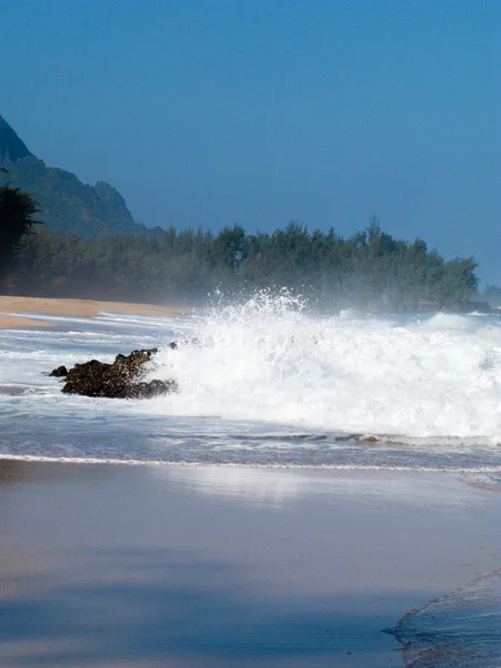 Vågor över klipporna på lumahai — Stockfoto