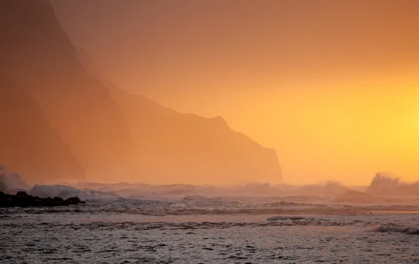 Pôr-do-sol laranja sobre Na Pali — Fotografia de Stock