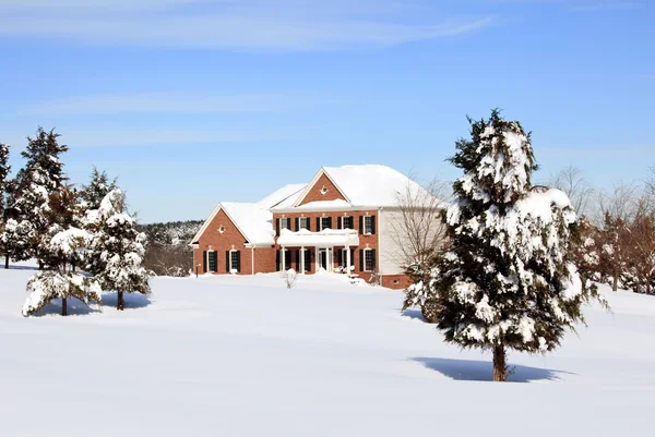 Casa de família solteira moderna na neve — Fotografia de Stock