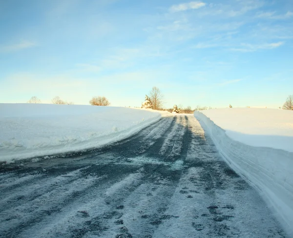 Conducción vacía despejada de nieve — Foto de Stock