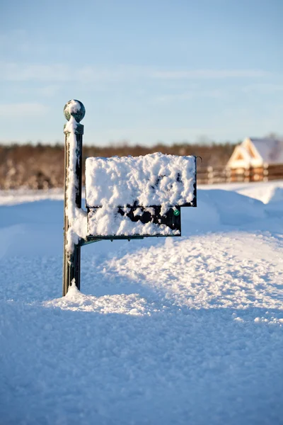 Postlåda djupt i snö — Stockfoto