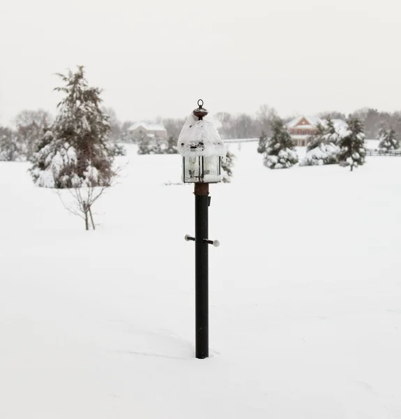 Poteau de lampe profondément dans la neige — Photo