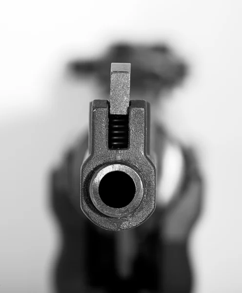 Pistola deportiva negra dirigida a un objetivo — Foto de Stock
