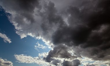 kümülüs bulutları ile koyu mavi gökyüzü