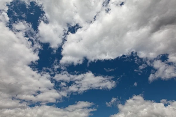 The dark blue sky with cumulus clouds — Stock Photo, Image