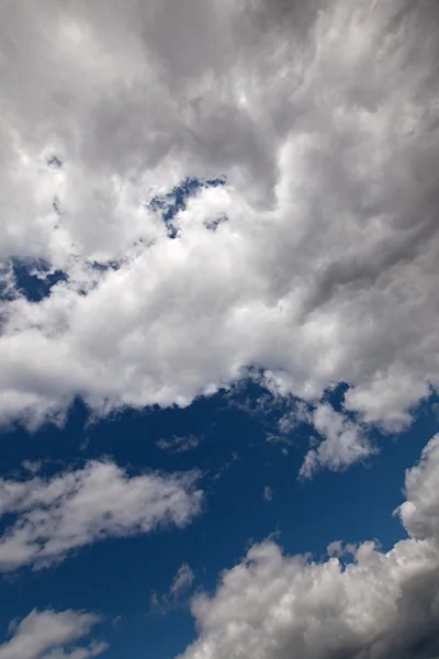 O céu azul escuro com nuvens cumulus — Fotografia de Stock