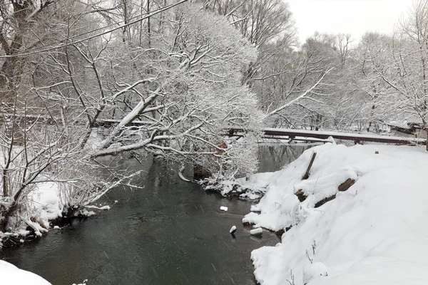 Soirée d'hiver sur une rivière — Photo