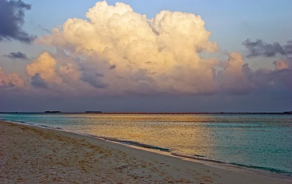 Облака над пляжем — стоковое фото