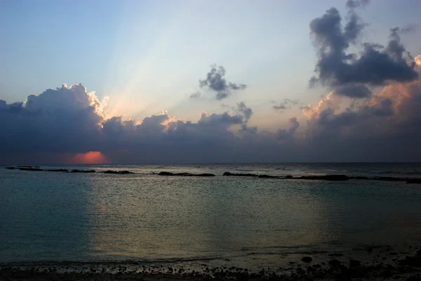 Zonsondergang op eiland — Stockfoto