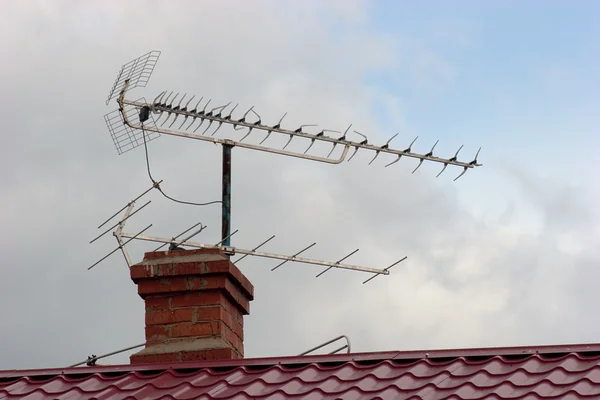 Antena en un techo de la casa suburbana Imagen De Stock