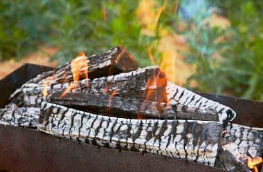 içinde bir mangal kömürleri üzerinde ateş