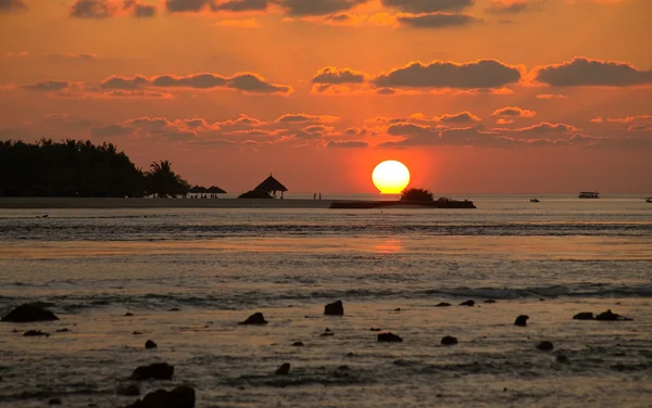 Korallrev. en solnedgång. rytm av moln — Stockfoto