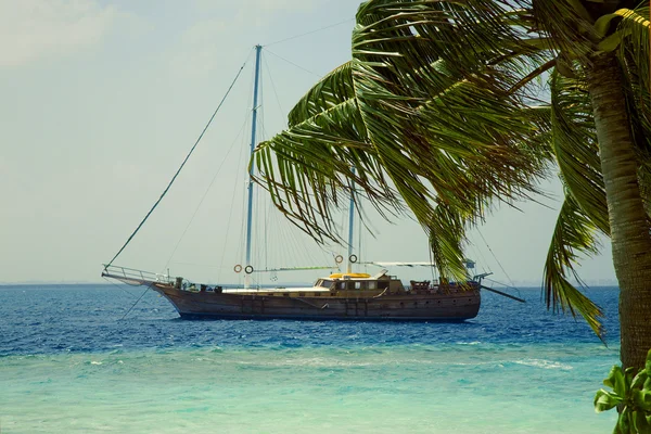 Yacht à la côte de la petite île à l'In — Photo