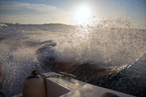 Okyanus tarafından bir teknede — Stok fotoğraf