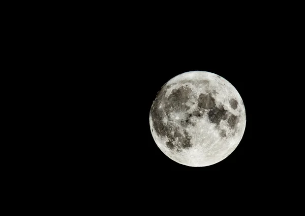 Księżyc na niebie. kratery są visibl — Zdjęcie stockowe