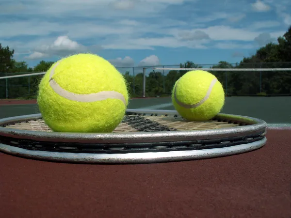 Tenisové míčky a raketa — Stock fotografie