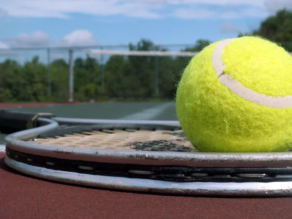 Теннисный мяч и ракетка — стоковое фото