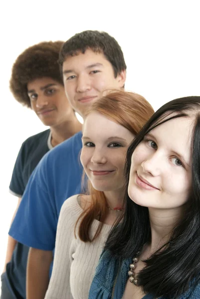 Друзья-этнические подростки улыбаются — стоковое фото