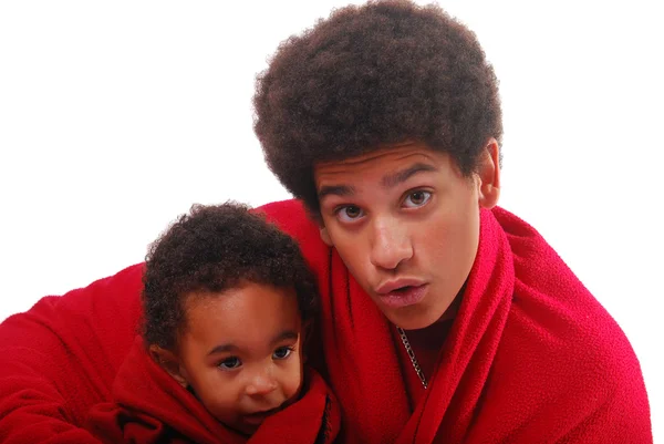 Çok ırksal bebek ve onun kardeşi wrappe — Stok fotoğraf