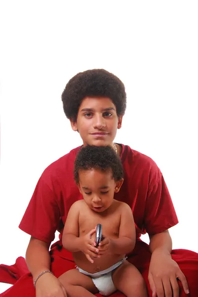 Multi-racial bebê e seu irmão envoltório — Fotografia de Stock