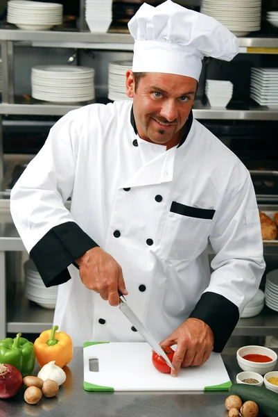 Šéfkuchař seká zeleninu — Stock fotografie
