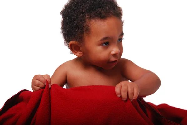 Багаторасова дитина, загорнута в ковдру — стокове фото