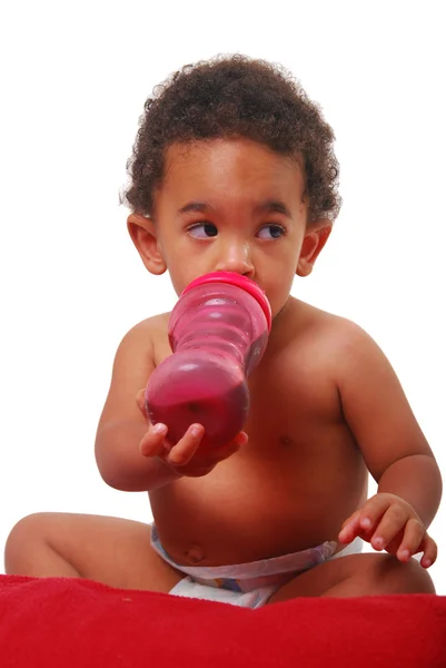 Multiraciale baby drinken — Stockfoto