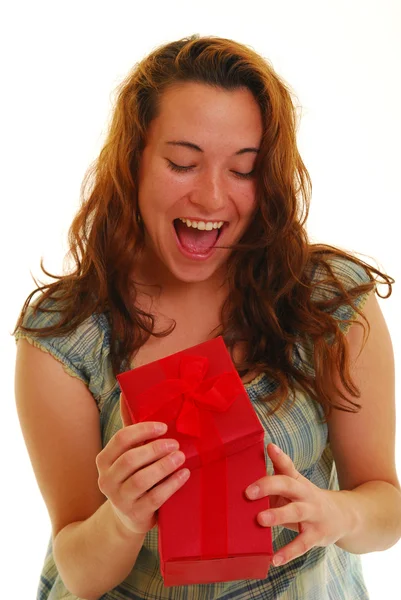 Красива жінка відкриває подарунок — стокове фото