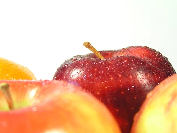 Roter Apfel im Fokus — Stockfoto