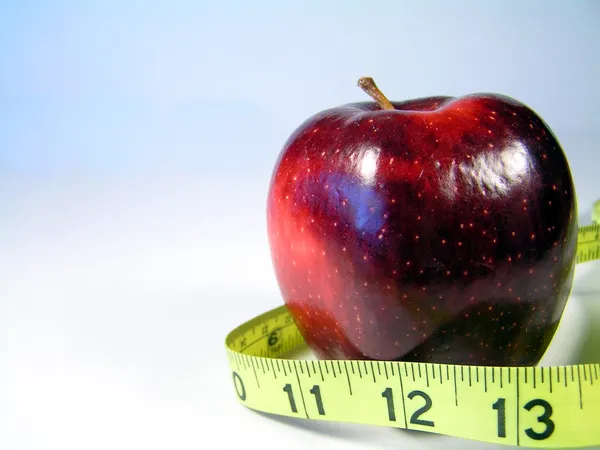 Яблуко з мірою стрічки — стокове фото