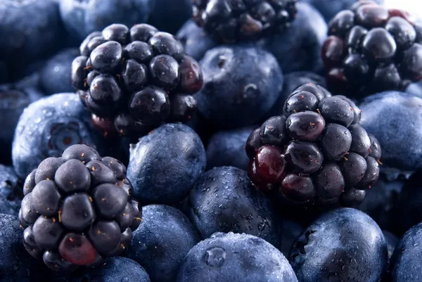 Blackberries and blueberries in a pile — Stock Photo, Image
