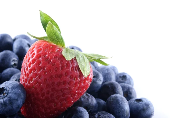 Erdbeere und Blaubeeren — Stockfoto