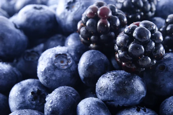 黑莓和蓝莓在一堆 — 图库照片