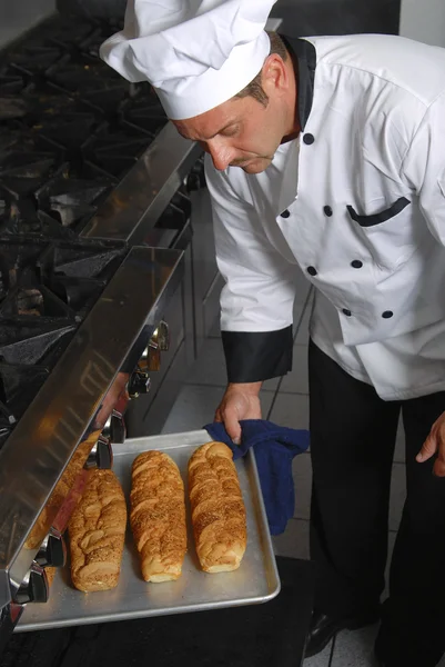 Chef com pão fresco — Fotografia de Stock